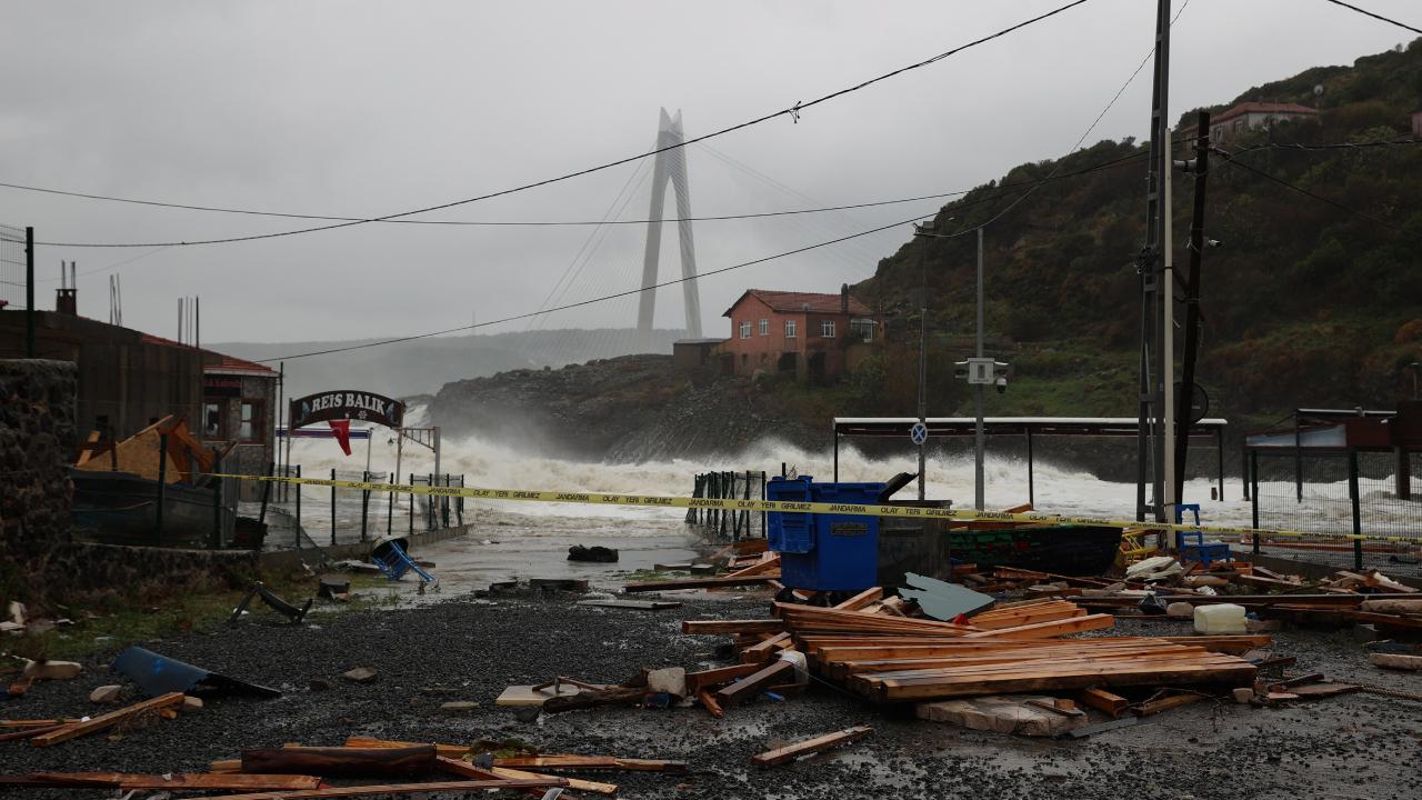 İstanbul’u fırtına vurdu