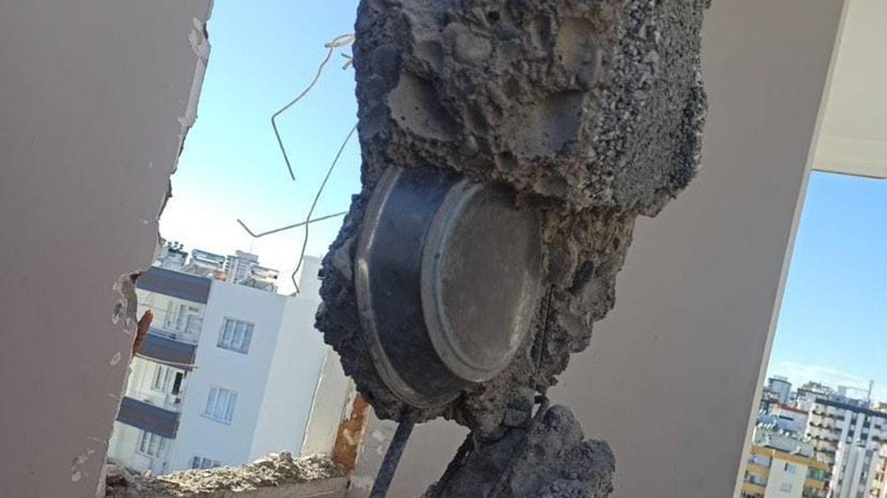 Yıkımı süren hasarlı binanın kolonundan tabak çıktı