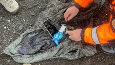 Dalgalara kapılan 2 liseliden birinin montu ve cep telefonu bulundu