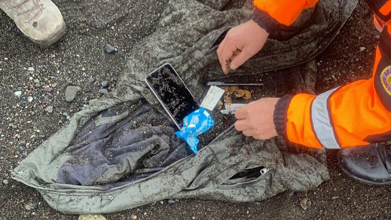 Dalgalara kapılan 2 liseliden birinin montu ve cep telefonu bulundu