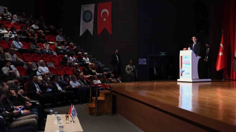 Bursa’da Necip Fazıl Kısakürek’in hayatı ve eserleri konuşuldu Son yüz yılda yetişen büyük şairlerden Necip Fazıl Kısakürek’in eserleri