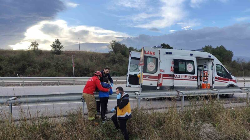 Bursa’da otomobil refüje uçtu: Yaralılar var Bursa’nın Mustafakemalpaşa ilçesinde sürücünün kontrolünden çıkan otomobil refüje uçtu. Kazada