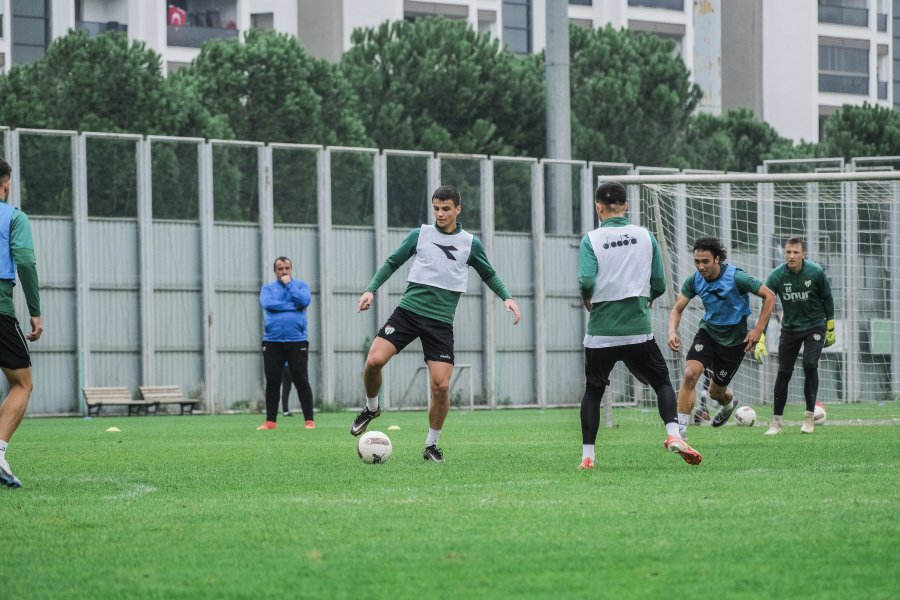Bursaspor’da teknik heyeti memnun eden gelişme! Bursaspor’da teknik heyeti memnun eden gelişme!