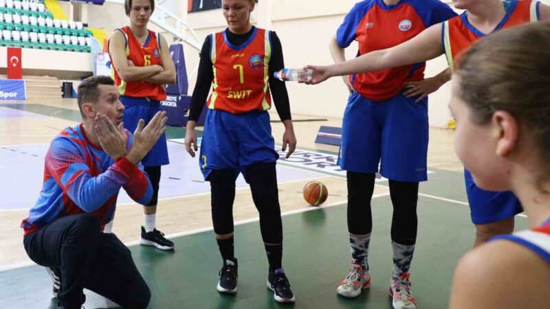 Potada sessiz şampiyona başladı Uluslararası Sağırlar Basketbol Federasyonu tarafından Bursa Büyükşehir Belediyesi’nin destekleriyle düzenlenen
