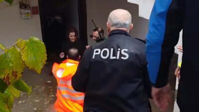 Balıkesir’de sağanak nedeniyle su dolan evde mahsur kalanları itfaiye kurtardı