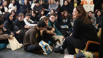 Sevilen oyuncu Bursa’da öğrencilere öykü okudu