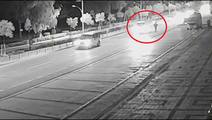 Bursa’da ters şeritte ilerleyen motosiklet kamyonete çarptı Bursa’da ters şeritte ilerleyen motosiklet kamyonete çarptı