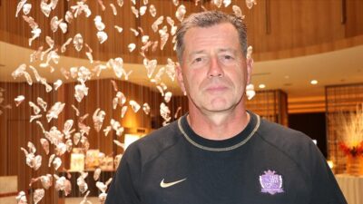 Japonya'da J1 Futbol Ligi (J1) ekiplerinden Sanfrecce Hiroshima'nın teknik direktörlüğünü