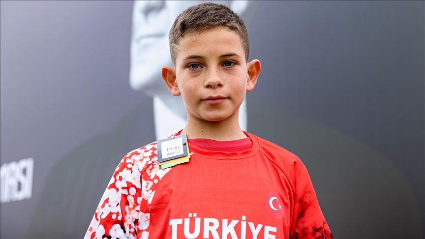 Dürüstlük yaptı, hediye milli formayı kaptı