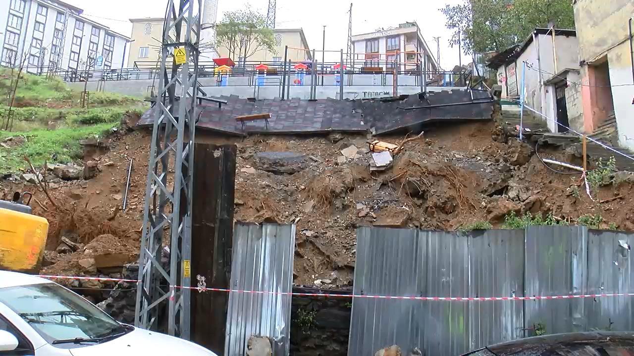 Çocuk parkında toprak kaydı