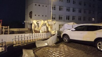 Bursa’da lodos kabusu! Okulun çatısı araçların üzerine uçtu