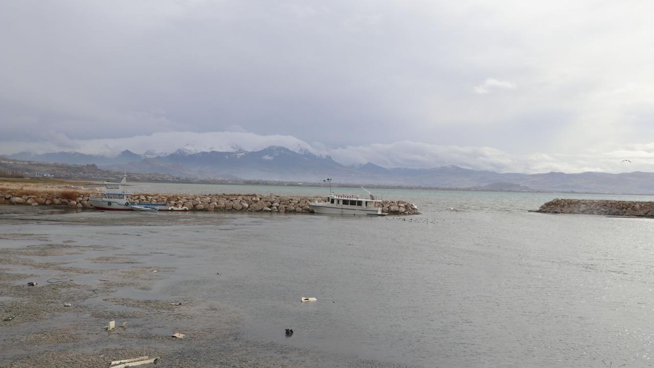 Van Gölü’nde su seviyesi düştü