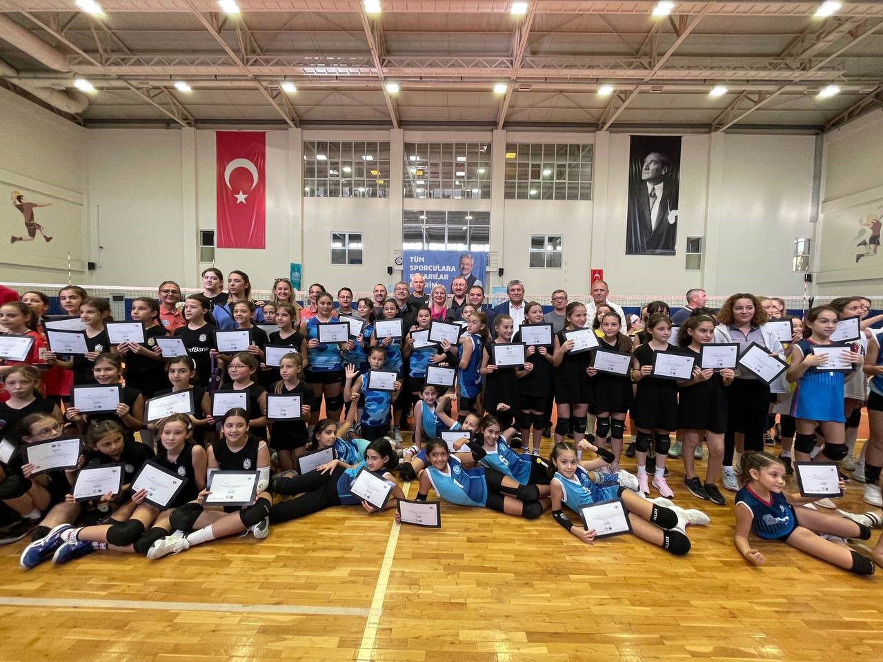 Voleybol Şenliği’nde 800 çocuk buluştu Voleybol Şenliği’nde 800 çocuk buluştu