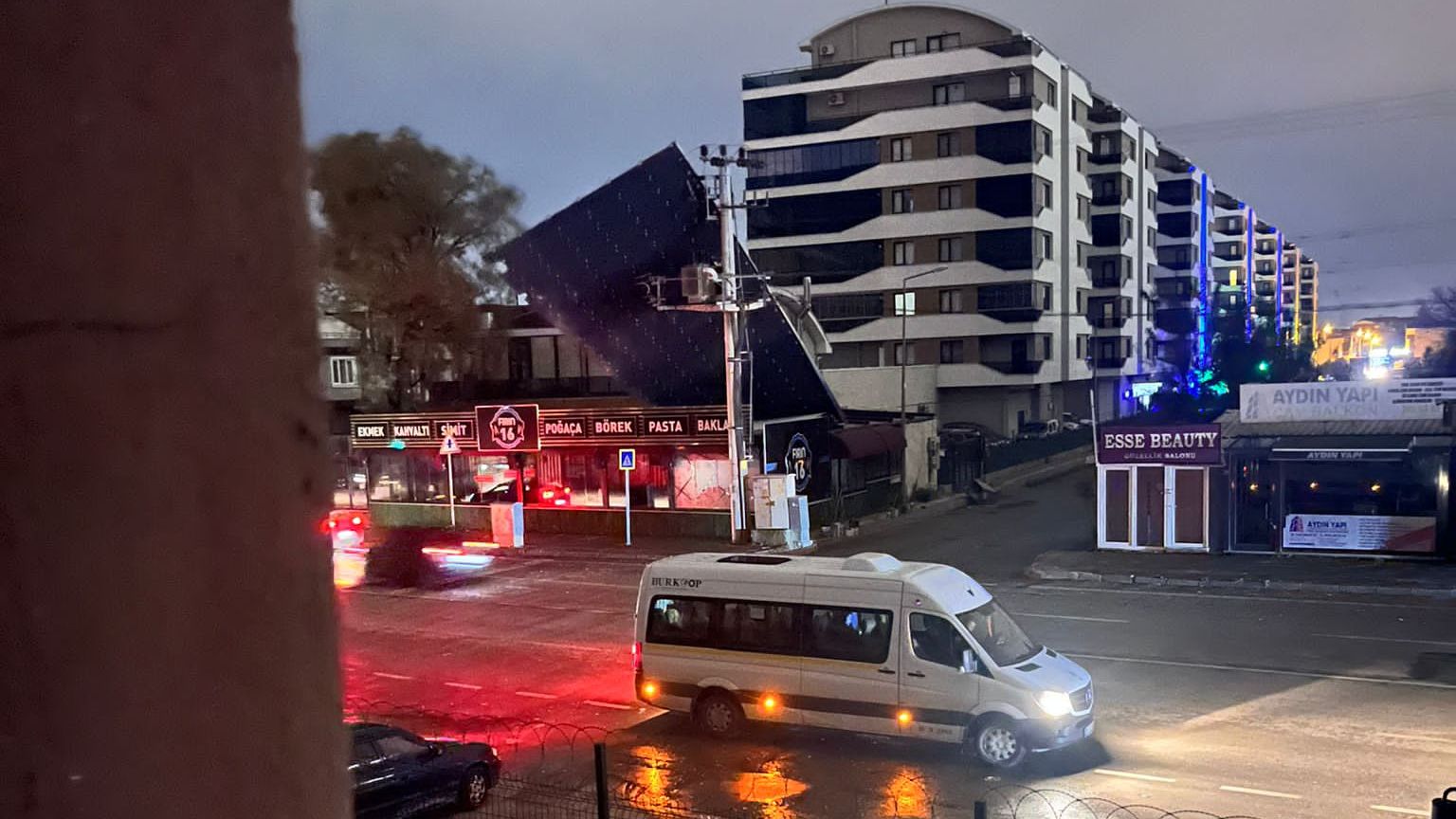 Bursa’da şiddetli rüzgar fırının çatısını uçurdu