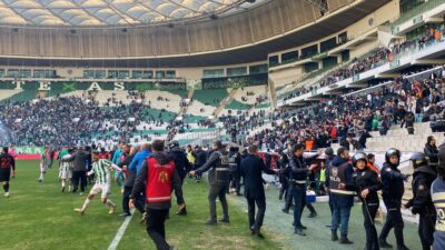 Bursaspor-Diyarbekirspor maçında saha karıştı!
