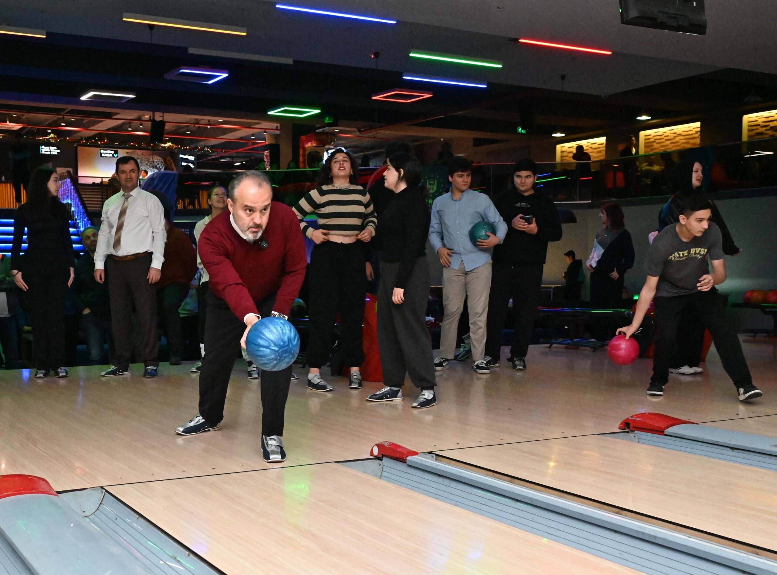 Bursa’da liseliler bowling ile stres atıyor
