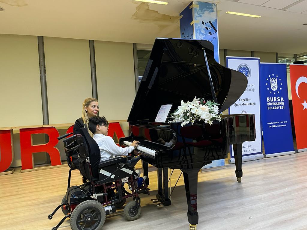 Bursa'da özel bireylerden unutulmaz piyano resitali 3 33752 MTY1NzliMG 4