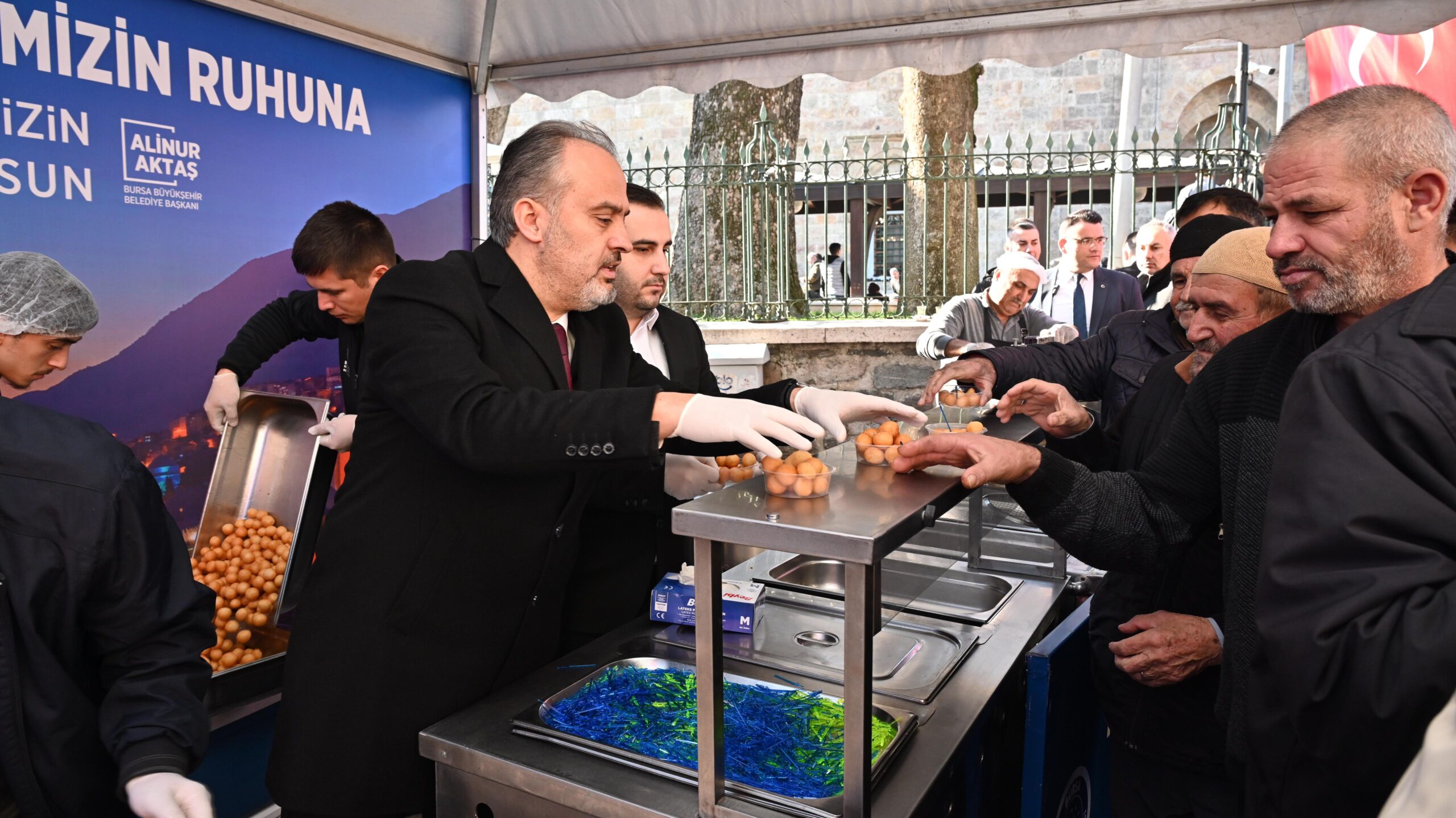 Bursa’da şehitler için lokma dağıtıldı