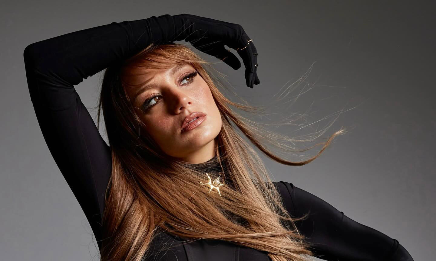 Gizem Karaca, siyah-beyaz paylaşımıyla takipçilerini büyüledi