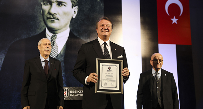 Hasan Arat mazbatasını aldı Beşiktaş Kulübünde başkanlığa seçilen Hasan Arat ve yönetim kurulu üyeleri