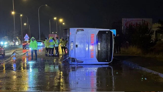 Afyonkarahisar’da midibüs devrildi: 25 kişi yaralandı