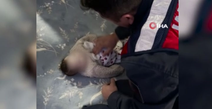 Jandarma 4 aylık bebeği kalp masajı ve suni solunumla hayata döndürdü