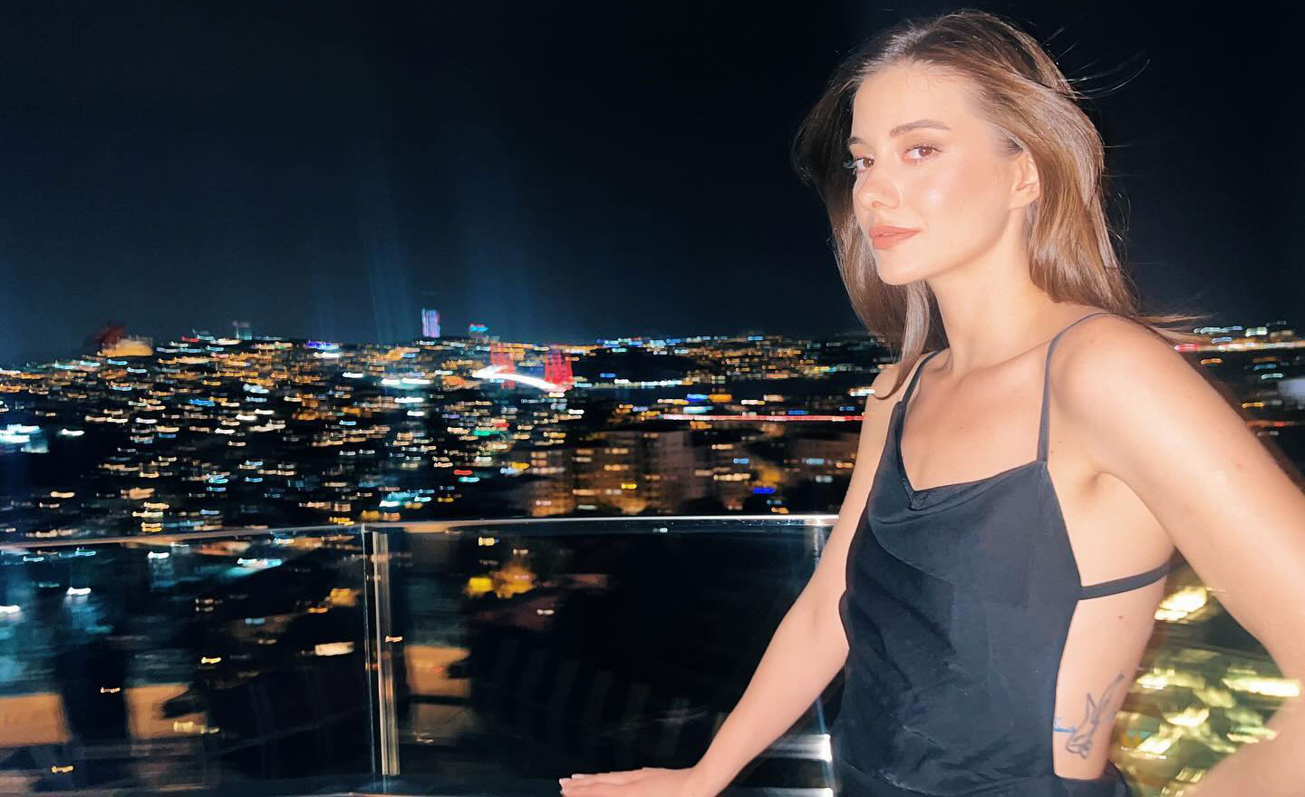 Yalı Çapkını’nın Suna’sı derin göğüs dekolteli tarzıyla olay oldu