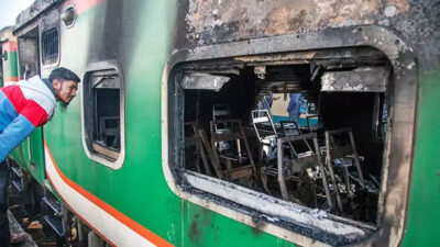 Bangladeş’te tren vagonları ateşe verildi