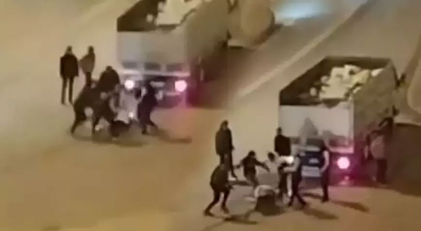 Feci olay! 5 kişi tarafından yol ortasında dövüldü