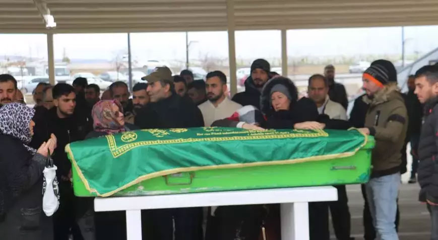 3 kişi feci kazada hayatını kaybetmişti! Son yolculuklarına uğurlandılar 3 kişi feci kazada hayatını kaybetmişti! Son yolculuklarına uğurlandılar