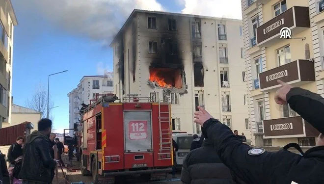 Kars’ta bir binada patlama sonrası yangın