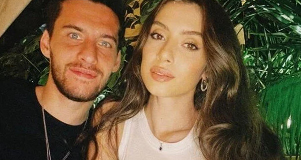 Umut Nayir ve ailesinin acı günü: 16 haftalık bebeklerini kaybettiler Umut Nayir ve ailesinin acı günü: 16 haftalık bebeklerini kaybettiler