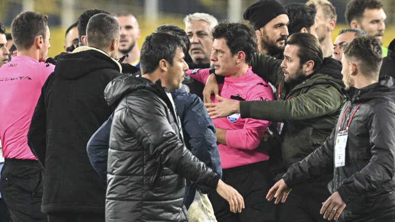 Hakem Halil Umut Meler hastaneye kaldırıldı MKE Ankaragücü-Çaykur Rizespor maçının ardından saha içinde saldırıya uğrayan hakem