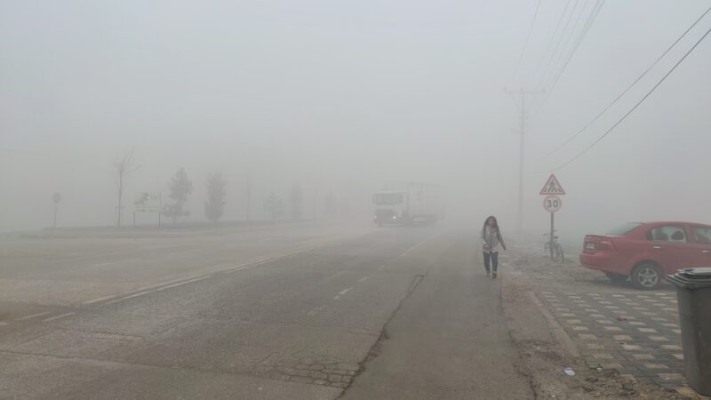 Bursa'nın İnegöl ilçesinde etkili olan yoğun sis, trafikte aksamalara yol