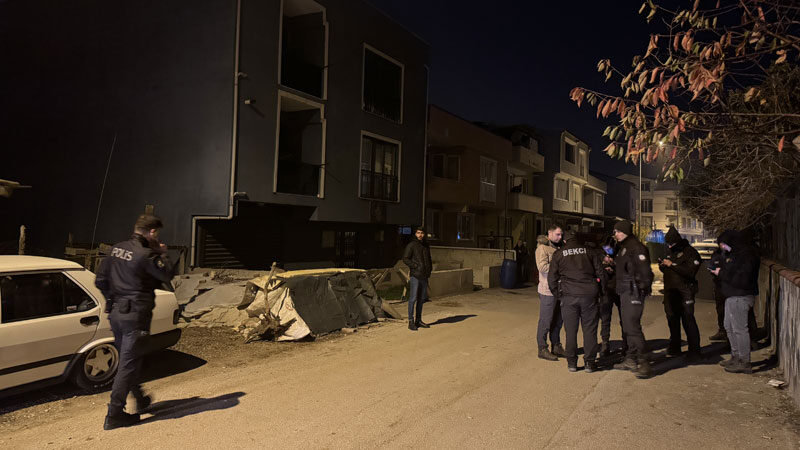 Bursa'nın Osmangazi ilçesinde oğlu tarafından silahla vurulan baba, hayatını kaybetti.