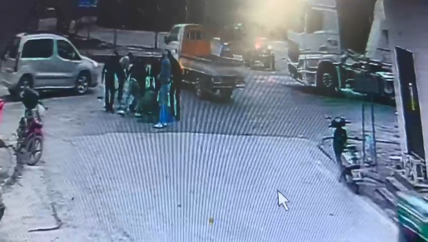 Görüntüler Bursa’dan… Düşen zeytinleri toplamak için seferber oldular