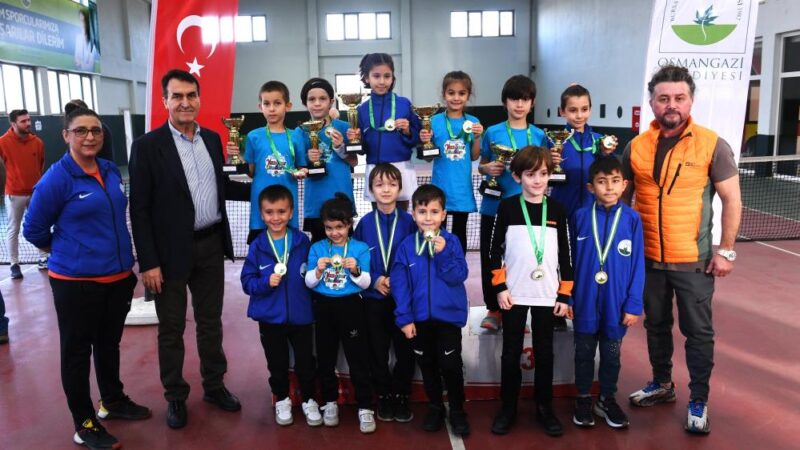 Osmangazi Belediyesi’nin düzenlediği tenis turnuvasına katılan minik tenisçiler birinci olabilmek