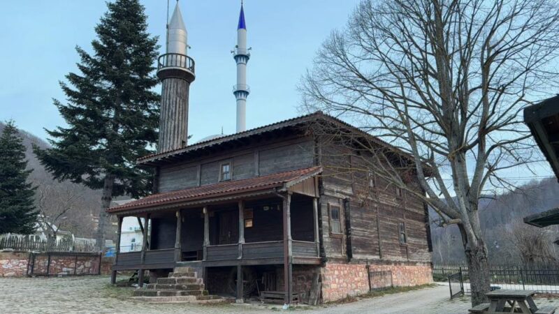 Bursa'da 1884 yılında Trabzonlu ustalar tarafından çivi çakılmadan yapılan cami,