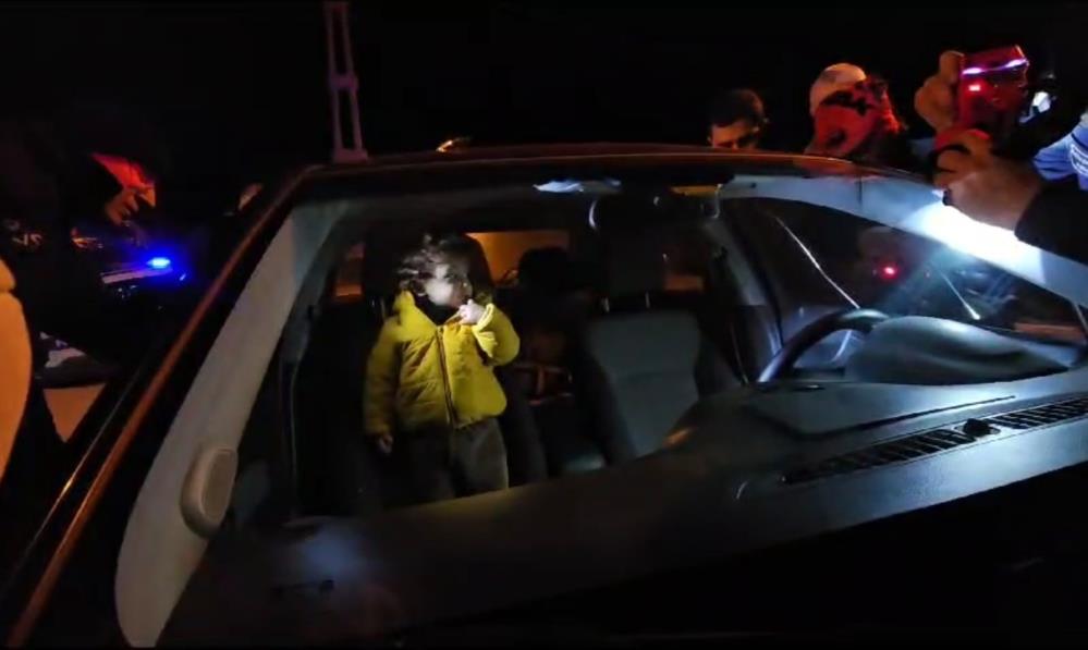 Bursa’da araçta 2 yaşında çocuk kilitli kaldı! Nefes kesen kurtarma operasyonu…