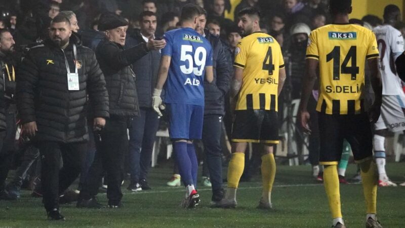 Süper Lig’de görülmemiş bir olay daha! Başkan takımı sahadan çekti… İstanbulspor - Trabzonspor maçının ikinci yarısında Onuachu'nun attığı gol sonrası