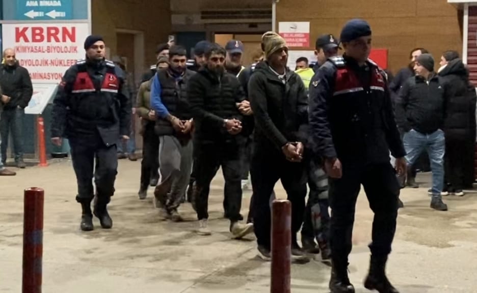 Bursa’da yürürken jandarma durdurdu! Kaçak göçmen çıktılar Bursa’da yürürken jandarma durdurdu! Kaçak göçmen çıktılar