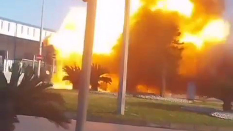 Alev alan araç bomba gibi patladı