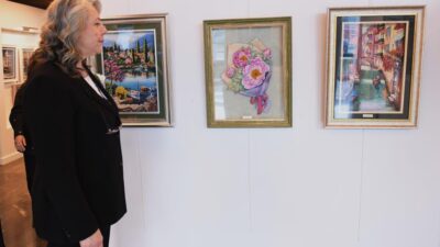 Osmangazi Belediyesi’nin düzenlediği kurslarda eğitim alan kadınların yaptıkları eserlerle açtıkları