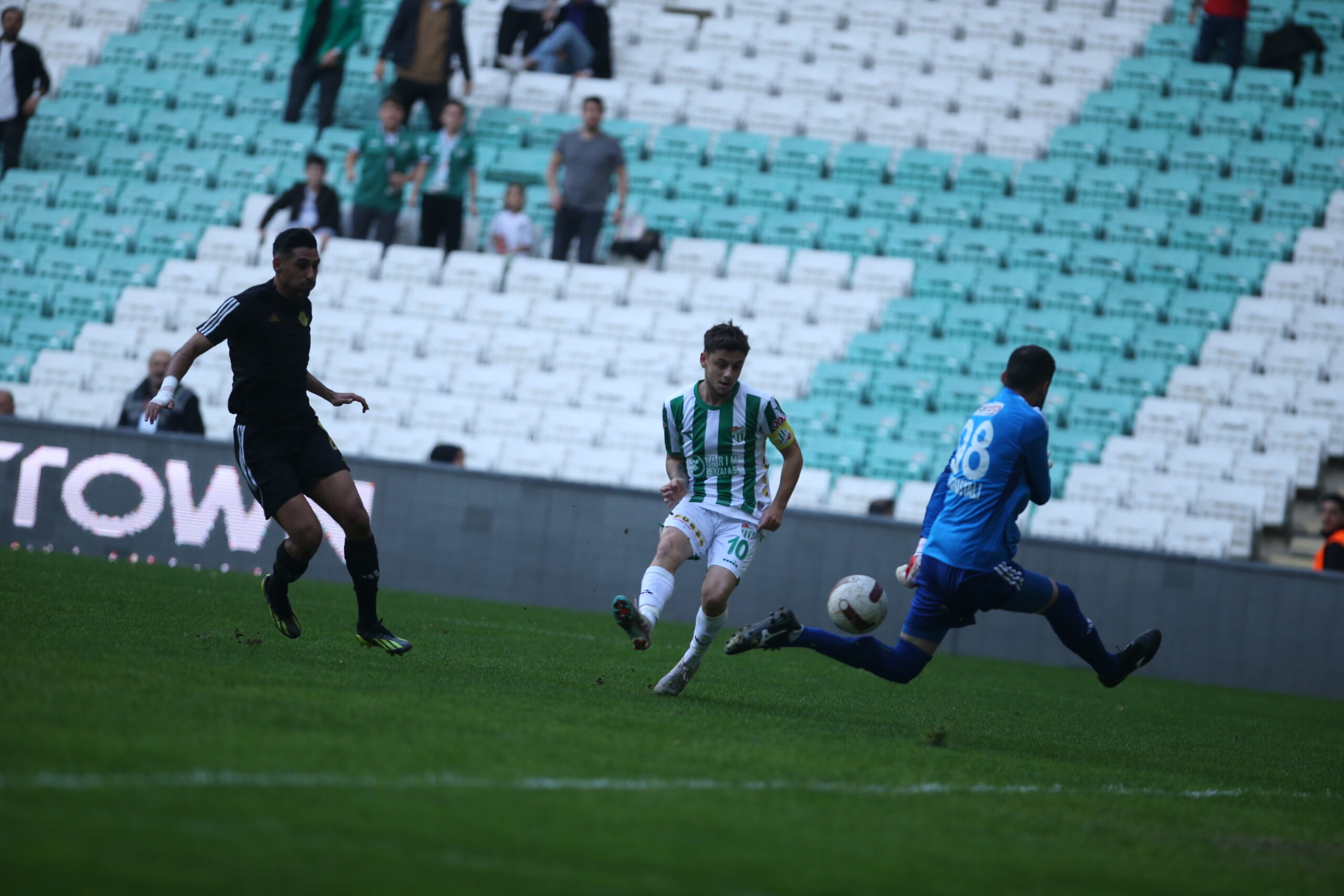 Bursaspor lideri vurdu ama yıkamadı! Timsah 4 gol attı fakat… Bursaspor lideri vurdu ama yıkamadı! Timsah 4 gol attı fakat…