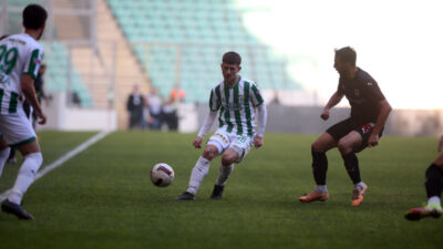 Bursaspor evinde ağır yaralı! Maç sonunda saha karıştı…