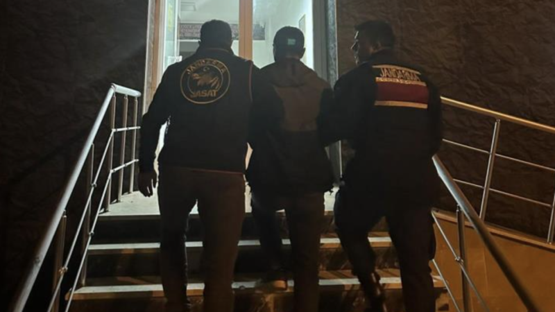 Bursa'da jandarma ekiplerince yapılan uygulamada, biri Fetullahçı Terör Örgütüne (FETÖ)