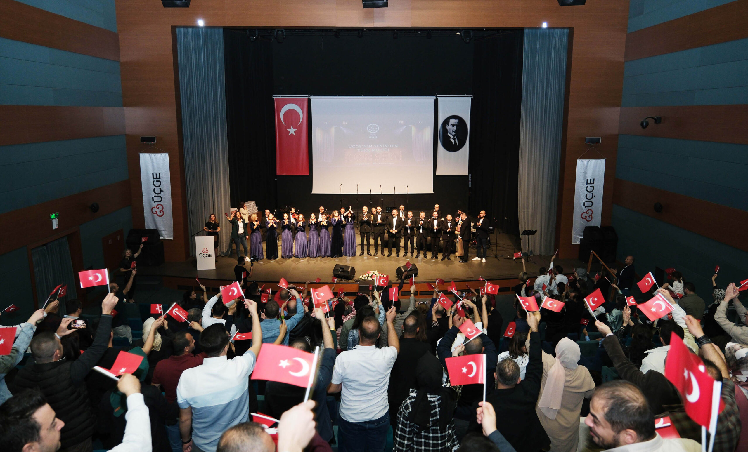 ÜÇGE Müzik Kulübü konseri ve kıdem töreninde büyük coşku