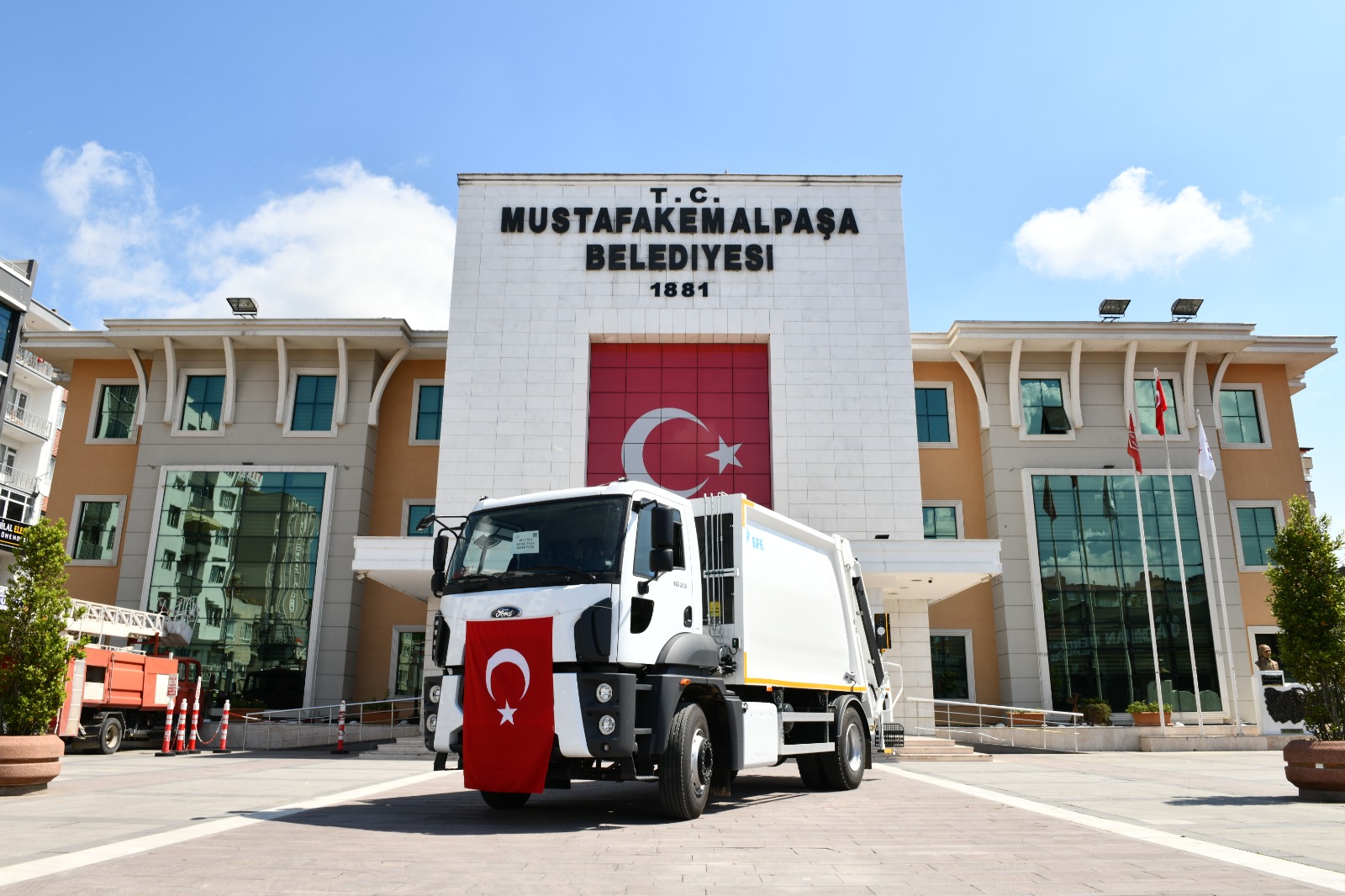 Mustafakemalpaşa’da fark yaratan hibeler
