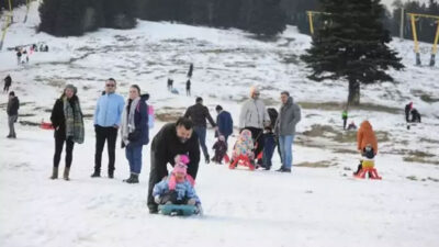 Burası Uludağ! Kayak için geldiler, kızakla idare ettiler