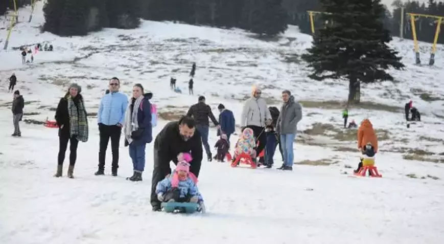 Burası Uludağ! Kayak için geldiler, kızakla idare ettiler